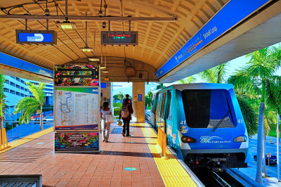 Estação de trem Metromover em Miami, FL, EUA