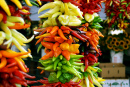 Pimentas Coloridas em uma Feira de Agricultores