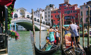 Gôndolas no Grande Canal próximo à Ponte Rialto
